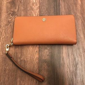 TORY BURCH -Robinson Passport Continental Wallet